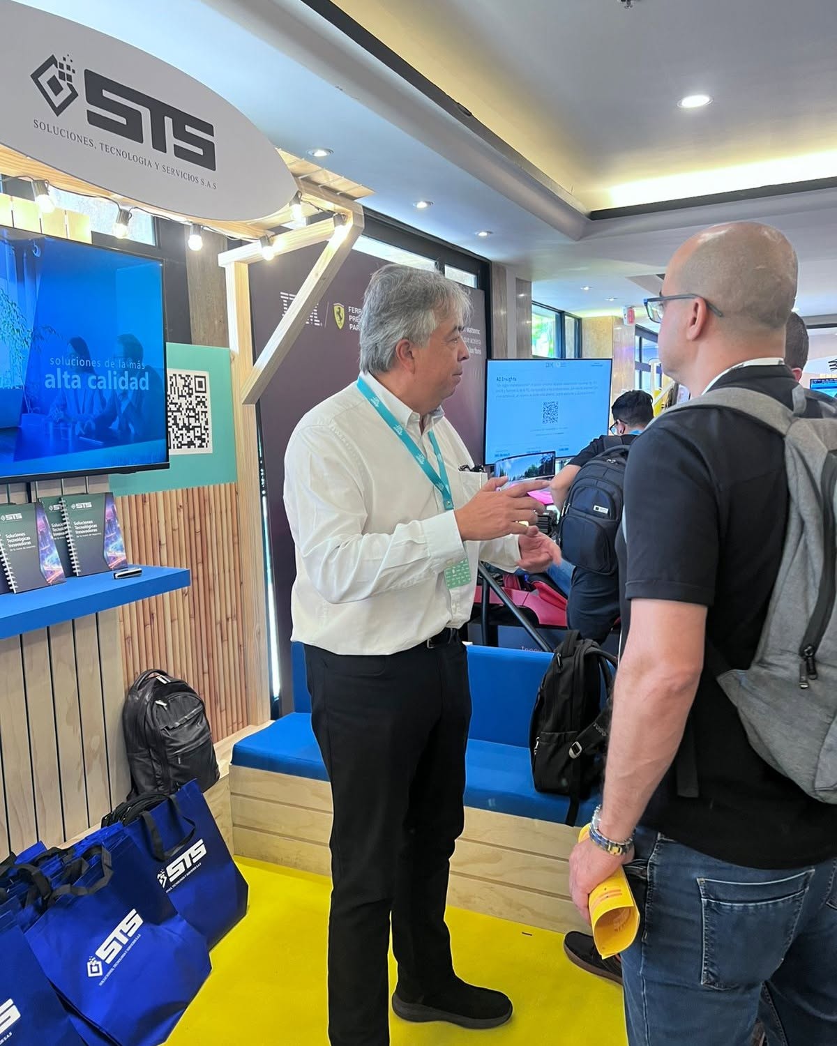 Stand de marca en feria corporativa con material POP y merchandising