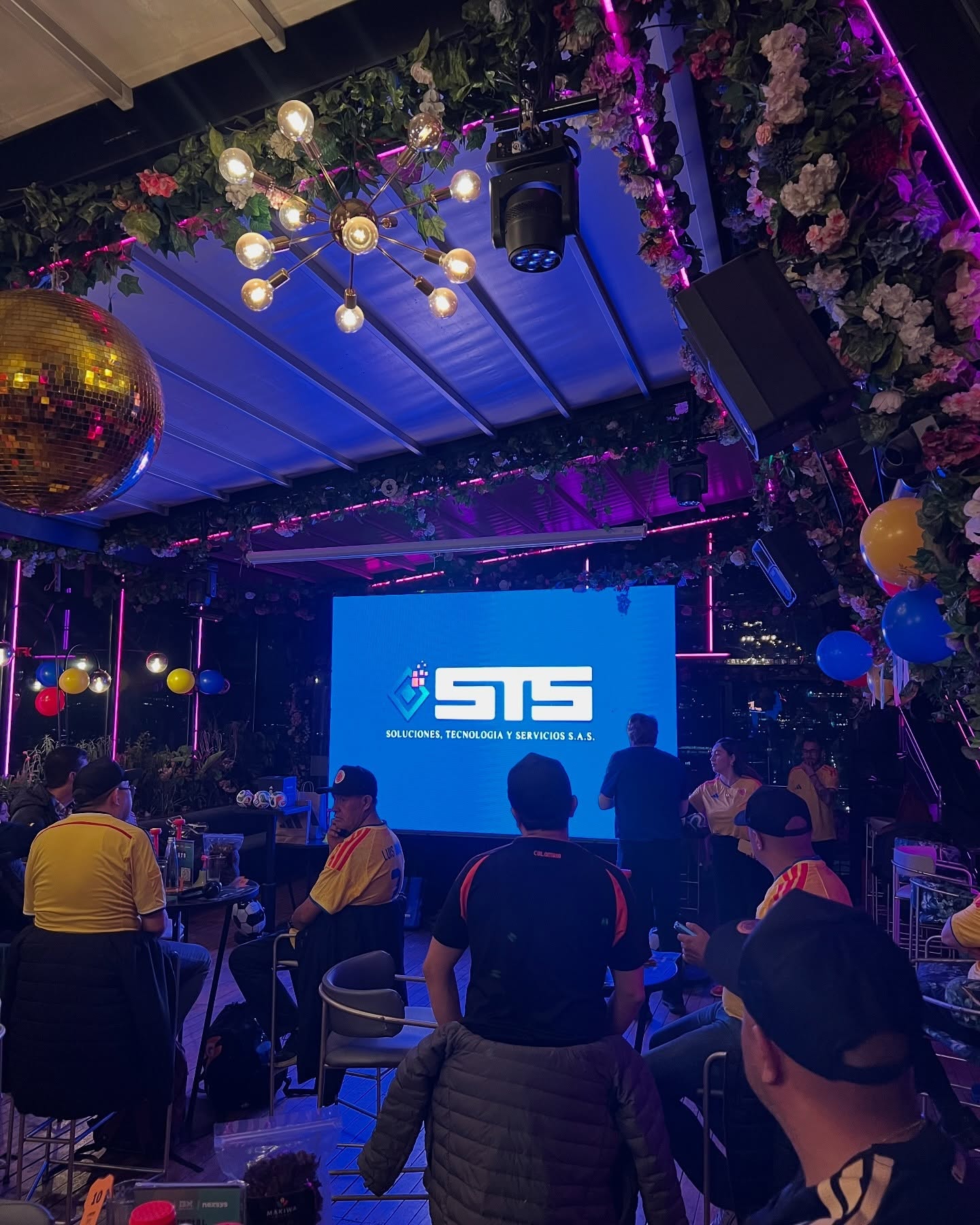 Activación Mundial STS 2026 con pantalla de marca y decoración temática en terraza