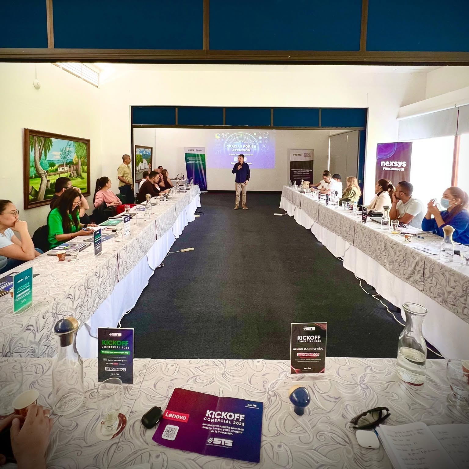Presentación comercial ante un grupo de asistentes en evento de kickoff empresarial