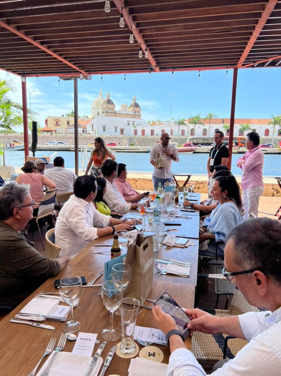 Cena corporativa de networking en Cartagena, con vista al centro histórico amurallado